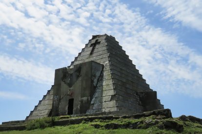 La pirámide de los italianos, en lo más alto del puerto del Escudo, en el municipio burgalés de Valle de Valdebezana. FOTOS: DARÍO GONZALO