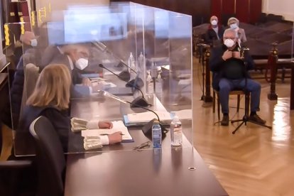 Segunda sesión del juicio contra el Policía Nacional jubilado acusado de matar de un disparo a su mujer y herir a un vecino en 2018 en Astorga. En la imagen, declaración del vecino herido, J.M.G..- ICAL