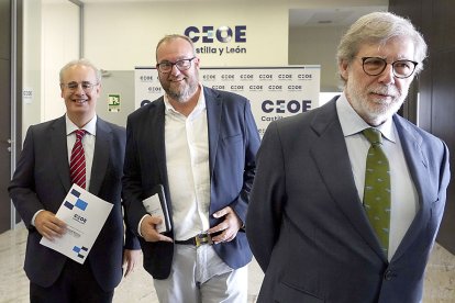 José Antonio Salvador Insúa, Julio Casado y Santiago Aparicio en la presentación del informe. ICAL