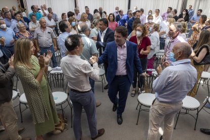 El presidente del Partido Popular de Castilla y León, Alfonso Fernández Mañueco, clausura la Junta Directiva del PP de Ávila junto al presidente provincial del PP, Carlos García. - ICAL