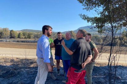 Juan García-Gallardo visita Quintanilla del Coco en Burgos tras los incendios.- E. M.