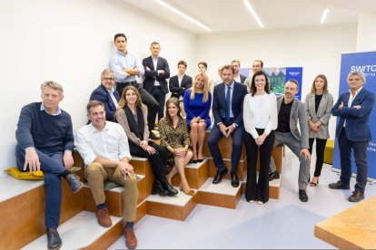 David Martín, segundo por la izquierda arriba, en la foto de familia con los primeros ingenieros de Switch. -PHOTOGENIC