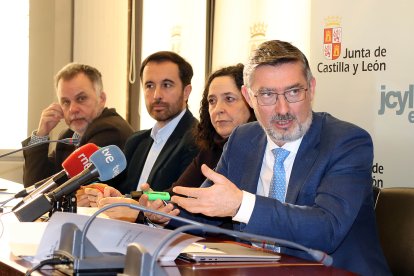 El director general de Patrimonio Natural y Política Forestal, José Ángel Arranz, con sus homólogos de Asturias (David Villar), Cantabria (Antonio Lucio) y Galicia (Beé?n María do Campo). -ICAL