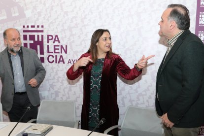 La alcaldesa de Palencia, Míriam Andrés, el concejal de Hacienda, Carlos Hernández y el portavoz de ¡Vamos Palencia!, Domiciano Curiel, en la presentación de los presupuestos para 2024 - ICAL