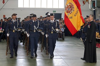 El Presidente de las Cortes, Carlos Pollán; el consejero de Medio Ambiente, Juan Carlos Suárez Quiñones; el alcalde de León, José Antonio Díez y el obispo Luis Ángel de las Heras asisten a los actos de celebración de la festividad de la Virgen de Loreto, patrona del Ejército del Aire y del Espacio, presididos por el coronel director Ignacio de Dompablo Ferrándiz.- ICAL