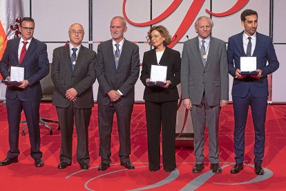 Foto de familia de los premiados en la edición del año pasado. | J. M. LOSTAU