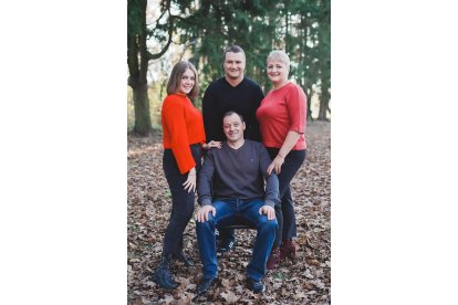 La estudiante de erasmus en la UVa, Yelyzaveta Yanovych, junto a su familia.- E.M.