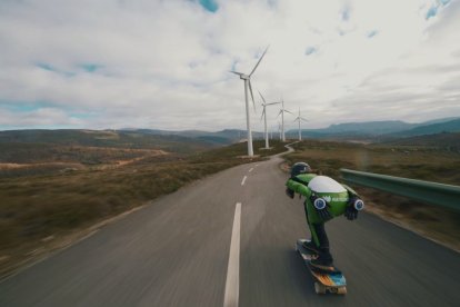 La rider española Alejandra Cárdenas protagoniza un ascenso de altura 'skateando' el parque eólico La Magdalena de Iberdrola. - ICAL