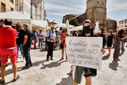 Concentración contra las macogranjas de cerdos, en Aguilar de Campoo.- ICAL