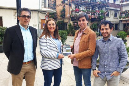 La delegada del Gobierno, Virginia Barcones, visita Candeleda en Ávila. ICAL