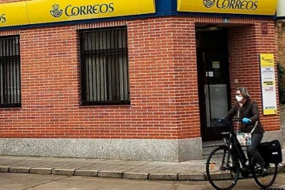 Oficina ce Correos en Villalón, donde no llegan las mascarillas.