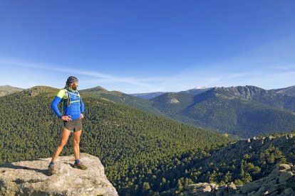 Un montañero en la cumbre de la Peñota, con Sietepicos al fondo. - N.S.