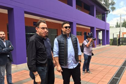 Michel Deller con el presidente del Valladolid, Ronaldo, en una visita a las instalaciones del Independiente del Valle. | E.M.