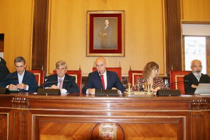 El alcalde de León, José Antonio Diez, presenta el proyecto de la ciudad para albergar la sede de la Agencia Espacial Española junto al rector de la Universidad de León, Juan Francisco García Marín.- ICAL