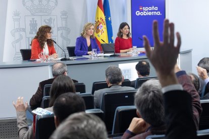 La ministra de Sanidad, Mónica García; la ministra de Educación, Formación Profesional y Deporte, Pilar Alegría y la ministra de Infancia y Juventud, Sira Rego, durante una rueda de prensa posterior a la reunión del Consejo de Ministros, en el Palac - Eduardo Parra - E. Press.