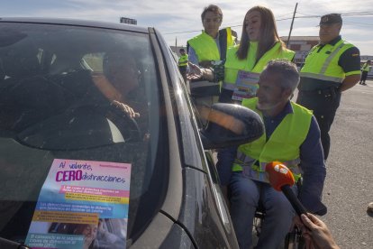 La delegada del Gobierno en Castilla y León, Virginia Barcones, acompañada por el subdelegado en Ávila, Fernando Galeano, y el presidente de ASPAYM Castilla y León, Ángel de Propios presenta la campa?a de control especial de tráfico.- ICAL