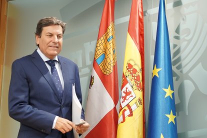 El portavoz de la Junta de Castilla y León, Carlos Fernández Carriedo, durante la rueda de prensa posterior al Consejo de Gobierno.- ICAL