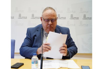 El consejero de Sanidad, Alejandro Vázquez, durante la rueda de prensa de este lunes.- ICAL