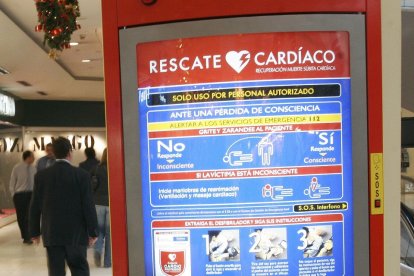 Una imagen de archivo de un desfibrilador para rescate cardiaco en un centro comercial de Madrid .- E.M.