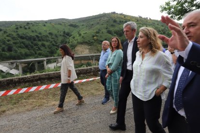 La ministra de Transportes, Raquel Sánchez, visita el derrumbe de la A6 en la localidad del Castro, en el municipio de Vega de Balcarce (León).- ICAL