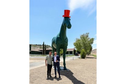 Eduardo del Fraile (i), autor de la  escultura  y Íñigo López de la Osa (d), propietario de Virtus.  / LA POSADA