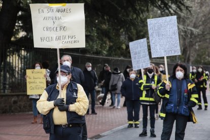 Trabajadores de Correos se concentran en León para defender "el servicio postal". | ICAL