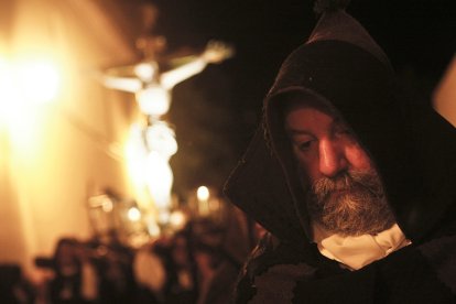 Desfile procesional de la Hermandad de Penitencia o de "las Capas Pardas".- ICAL