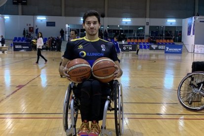 Pablo Lavandeira posa con la camiseta del Ilunion en el Pilar Fernández. -