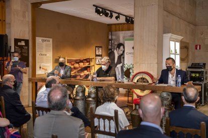 Conversación en el Museo de Queso Chillón, en el I Festival Internacional de Literatura en español de Castilla y León. - E.M.