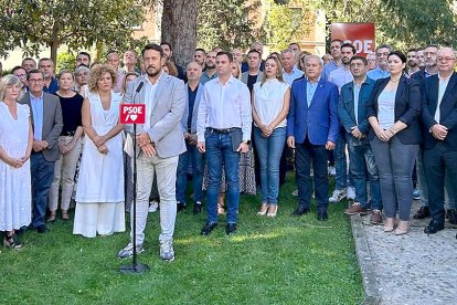 Presentación del documento firmado por los secretarios provinciales del PSOE. E. M.