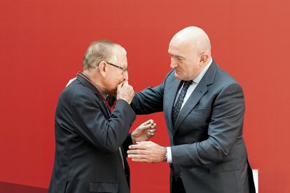 El consejero de la Presidencia, Jesús Julio Carnero, entrega la Medalla al Mérito Profesional de Castilla y León al obispo y misionero Nicolás Castellanos. -ICAL