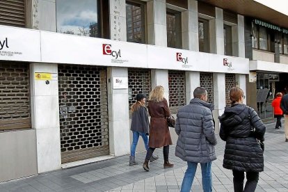 Oficina de Empleo del Ecyl en la plaza de Poniente en Valladolid. J. M. LOSTAU