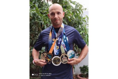 José Antonio Arranz posa con su colección de medallas de ‘finisher’ en el Ironman de Hawaii. - E.M.