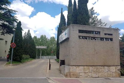 Entrada del hospital Santos Reyes de Aranda de Duero. ECB