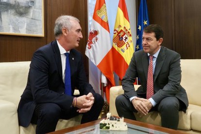 El presidente de la Junta de Castilla y León, Alfonso Fernández Mañueco, mantiene un encuentro con el alcalde de Segovia, José Mazarías Pérez. -ICAL