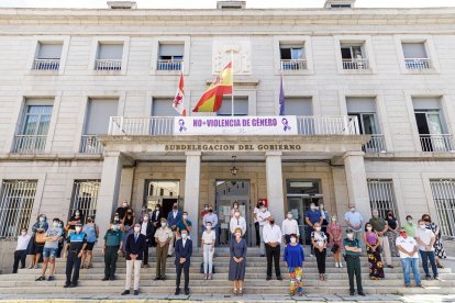 Minuto de silencio en repulsa del asesinato del sábado en La Granja de San Ildefonso. - ICAL