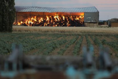 Nave agrícola, cuyo fuego se dirigían a sofocar los tres bomberos heridos.- ICAL