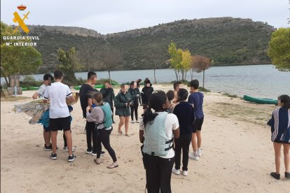 Rescate de estudiantes madrileños tras volcar sus piragüas por el fuerte viento en el embalse de Las Vencías. Ical