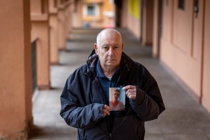 Miguel Perea con una foto de su esposa Teresa Ariño, desaparecida en Soria el pasado mes de agosto.- ICAL