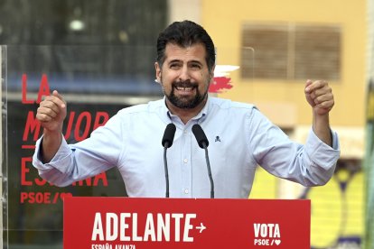 Luis Tudanca durante su intervención en el cierre de campaña en Burgos. / ICAL