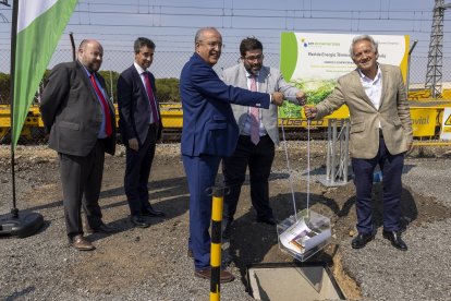 El viceconsejero de Medio Ambiente y Ordenación del Territorio, Rubén Rodríguez, asiste al acto de colocación de la primera piedra de la Red de energía térmica renovable para Ávila, organizado por Ferrovial y DH Ecoenergías. En el acto estubo acompañado por el alcalde de Ávila, Jesús Manuel Sánchez Cabrera y representantes de Ferrovial y DH Ecoenergías. -ICAL