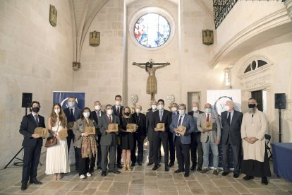 Entrega de esculturas conmemorativas a las empresas patrocinadoras colaboradoras que han unido al proyecto del VIII del Centenario del último año