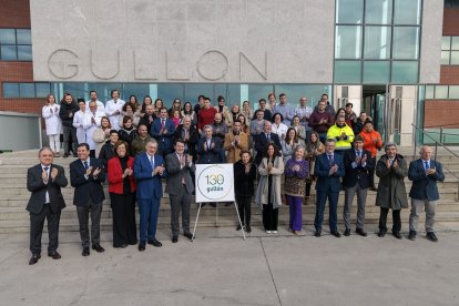 Imagen de familia de Galletas Gullón con el presidente de la  Junta. - E.M.