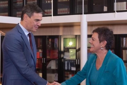 El presidente del Gobierno en funciones, Pedro Sánchez, junto a la portavoz de EH Bildu, Mertxe Aizpurua. TWITTER: @alferma1