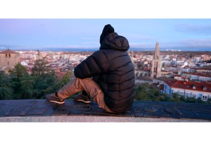 El saltador de Río Vena en el mirador del Castillo. / RAÚL G. OCHOA