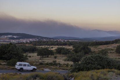 Vecinos de El Hoyo de Pinares evacuados en la localidad abulense de Las Navas del Marqués.
En la foto, incendio desde Las Navas del Marqués.
Ávila, 19-07-2022
Foto: Ricardo Muñoz-Martín