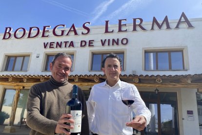 Óscar y Daniel Navarro, frente a Bodegas Lerma, con un magnum de su tinto Gran Lerma.  / E.M.