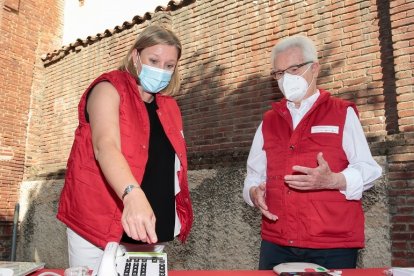 La consejera de Familia e Igualdad de Oportunidades, Isabel Blanco, y el presidente de Cruz Roja en Castilla y León, José Varela. - ICAL