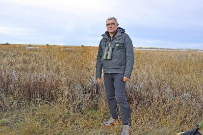 Enrique Gómez, frente a la Laguna de la Nava, en la localidad palentina de Fuentes de Nava. - ARGICOMUNICACIÓN