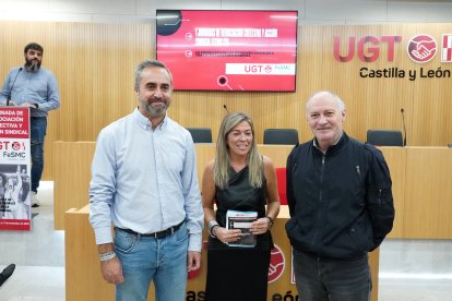 De izquierda a derecha: El secretario general de FeSMC UGTCyL, Héctor Yágüez, la secretaria de acción sindical de FeSMC UGTCyL, Mónica Gay y el secretario autonómico de UGT, Faustino Temprano; durante la presentación de una jornada sobre negociación colectiva y acción sindical. ICAL